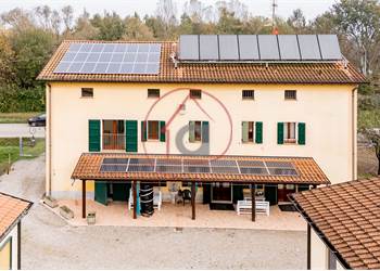 Casale ristrutturato con capannone e terreno