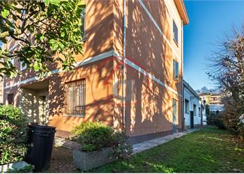 Casa con 2 appartamenti, ufficio, capannone e laboratorio