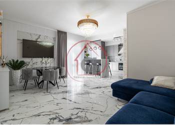 Appartamento Ristrutturato con 3 camere e 2 bagni.