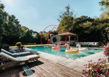 Due residenze con piscina privata immerse in un parco di 18.000 mq