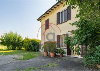 Casa indipendente con ampio giardino 